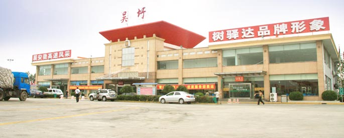 服務區停車場監控抓拍，小賊偷后視鏡全過程